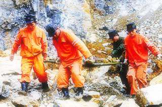 演练变实战 172名川滇矿山救援队队员紧急救助被困群众