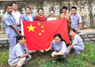 爱我中华，喜迎国庆，江苏三木页岩气员工代表与国旗合影